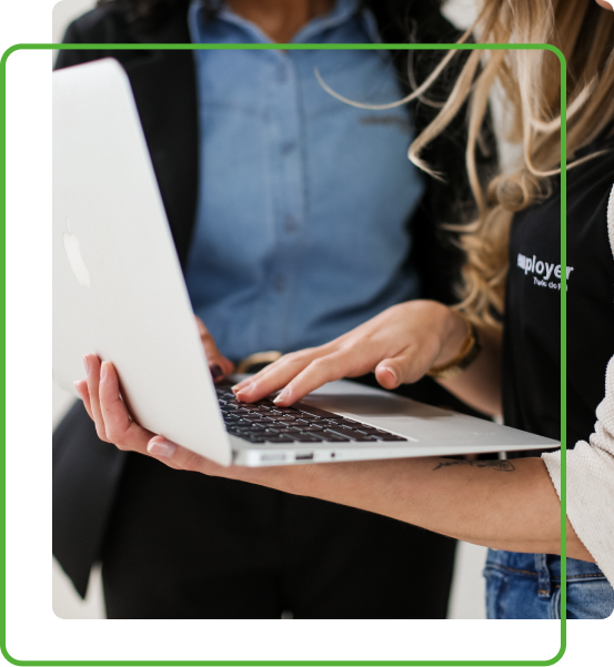 imagem de duas mulheres mexendo no computador