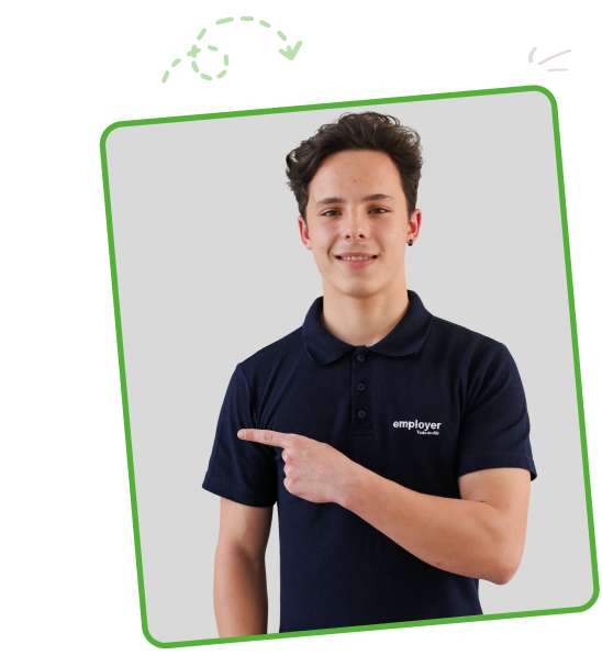 Rapaz com a camiseta da employer apontando para a seção ao lado